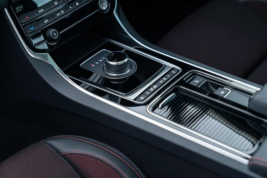 Детали интерьера Jaguar XE 25t R-Sport 2015 года  (AU) (фото 34 из 40)
